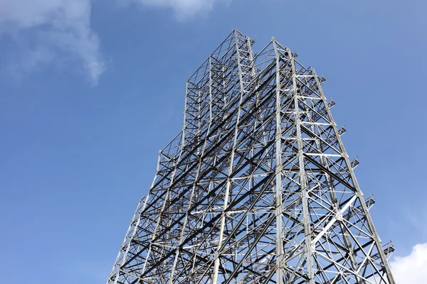 Estrutura de aço e céu azul — Fotografia de Stock