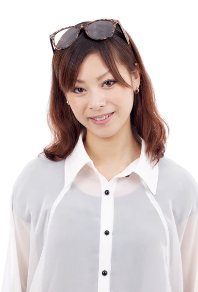 Jovem mulher asiática com óculos na cabeça — Fotografia de Stock