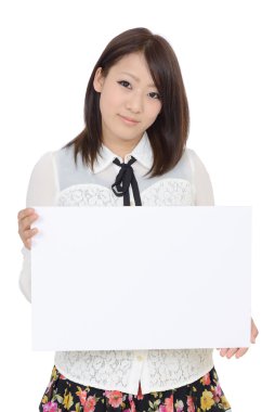 Pano önünde tutan genç Asyalı kadın