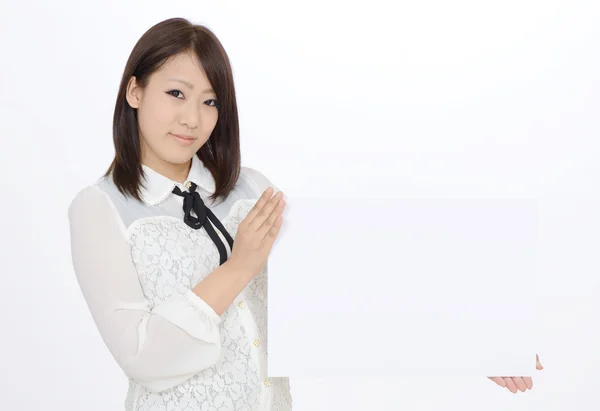 Joven asiático mujer holding vacío blanco tablero — Foto de Stock
