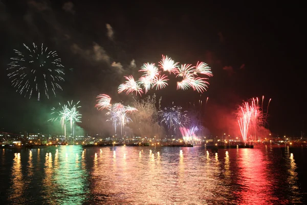 I fuochi d'artificio riflettono sull'acqua di mare — Foto Stock