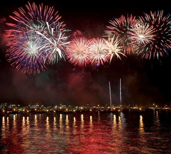 Feux d'artifice réfléchissent sur l'eau de mer — Photo