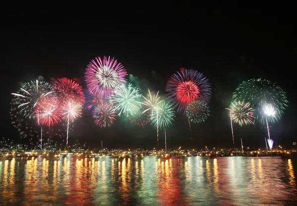 Tűzijáték tükrözik a tengervíz — Stock Fotó