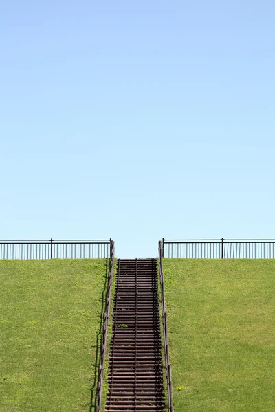 Green hill with wooden stairs — Stock Photo, Image