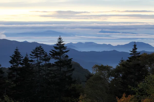 Montanhas de cume azul no início da manhã — Fotografia de Stock