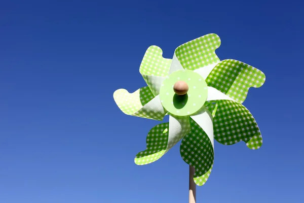 青い空を背景のおもちゃの風車 — ストック写真