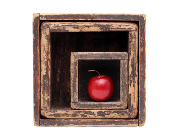 Pomme rouge dans une vieille boîte en bois — Photo