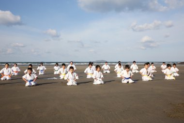 plajda karate eğitimi