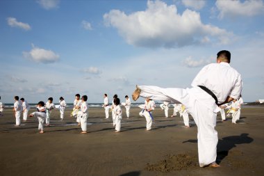 plajda karate eğitimi