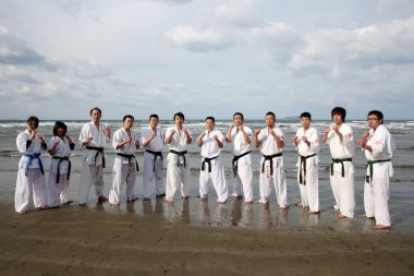 plajda karate eğitimi