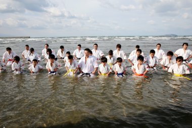plajda karate eğitimi