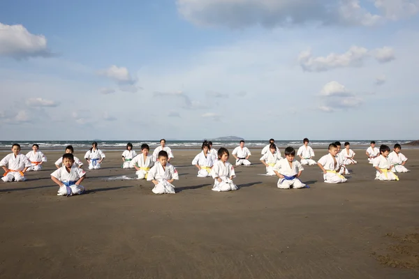 空手道在海滩的培训 — 图库照片