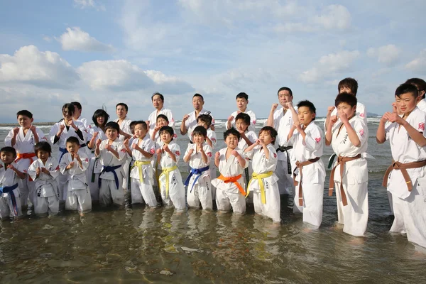 Plajda karate eğitimi — Stok fotoğraf