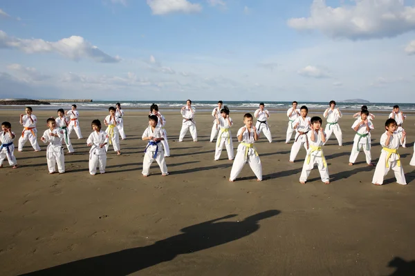 Trénink karate na pláži — Stock fotografie