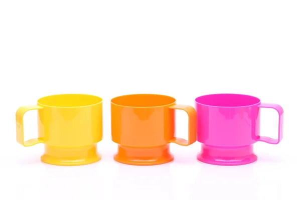 Tasses en plastique coloré — Photo