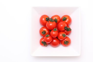 Beyaz tabakta domates