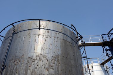 eski siyah depolama tankı