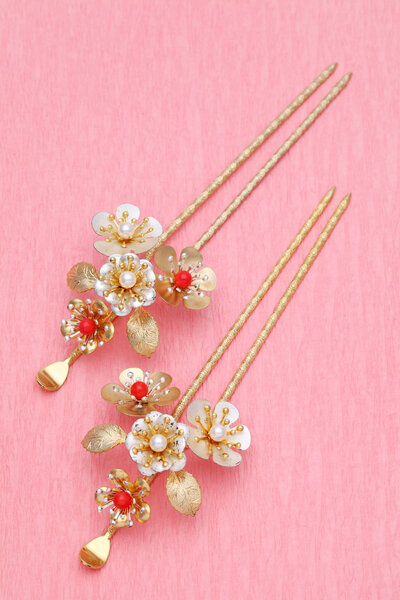 Золотая шпилька
