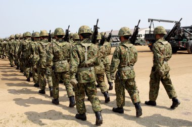 Japon silahlı yürüyen askerler
