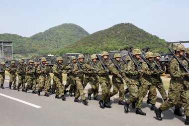 Japon silahlı yürüyen askerler