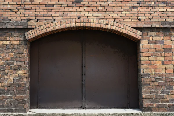 Ржавая металлическая дверь — стоковое фото