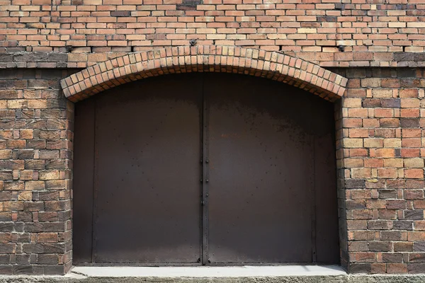 Porta in metallo arrugginito — Foto Stock