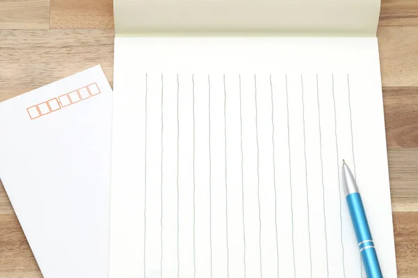 Japonês Escrevendo Papel Carta Com Caneta Esferográfica Sobre Fundo Madeira — Fotografia de Stock