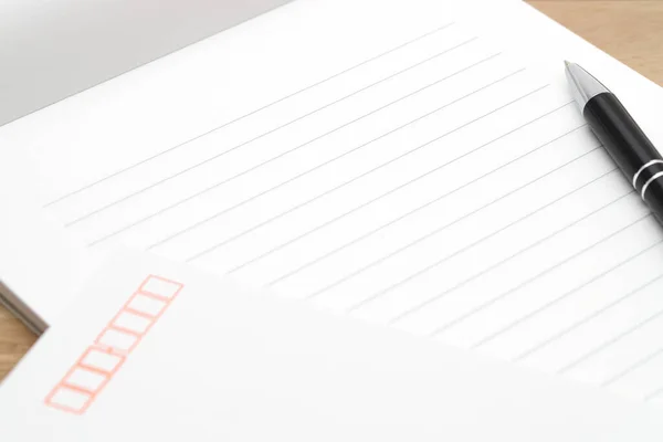 Tahta Arka Planda Tükenmez Kalemle Japonca Mektup Kağıdı Yazıyor — Stok fotoğraf