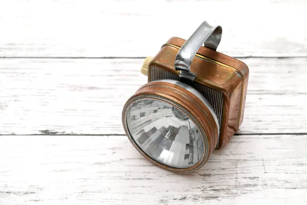 Retro Elektrisk Ficklampa Vitt Träbord — Stockfoto