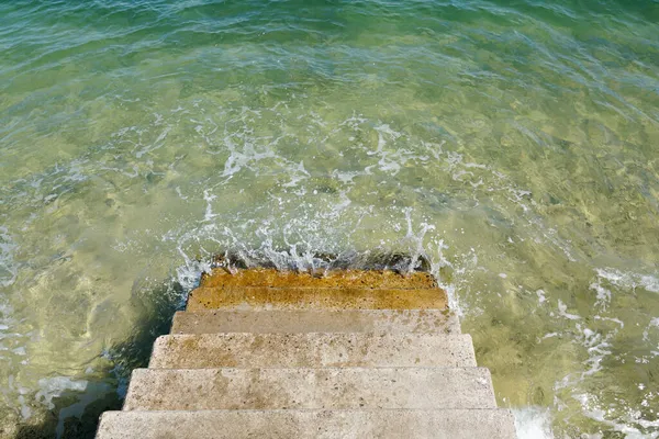 Betontreppen Zum Meer Und Grüne Und Blaue Meeresoberfläche — Stockfoto