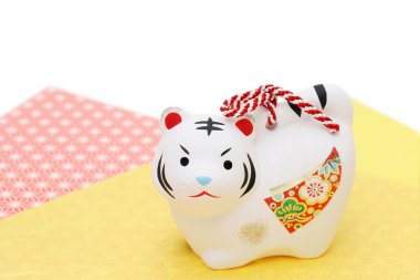 Tora Tiger 'ın bebekleri. Japon yeni yıl kartı. Japon yeni yılı kaplan nesnesi 