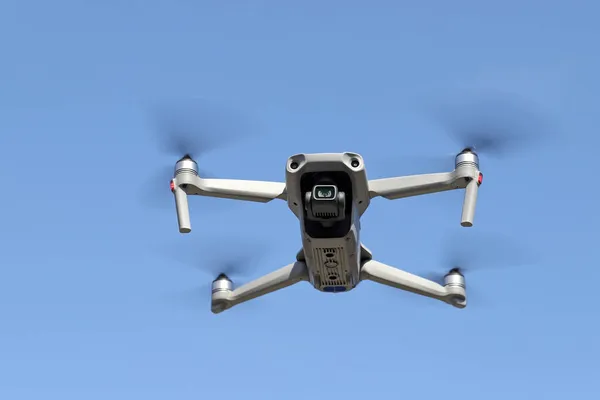 Drone Που Φέρουν Στον Αέρα Και Καθαρό Μπλε Φόντο Του — Φωτογραφία Αρχείου