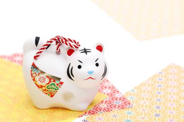 Tora Tiger 'ın bebekleri. Japon yeni yıl kartı. Japon yeni yılı kaplan nesnesi  