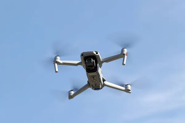 Drone Che Vola Aria Cielo Azzurro Chiaro Sfondo — Foto Stock