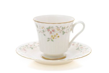 Beyaz arkaplanda geleneksel porselen çay fincanı izole