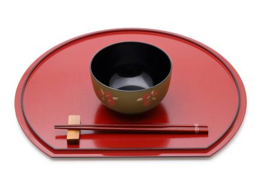 Tepside yemek çubukları olan Miso çorba kasesi Japonya 'nın geleneksel sofra takımı..