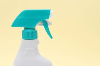 Beyaz plastik şişeyi sprey ve köpük hortumuyla kapatın.