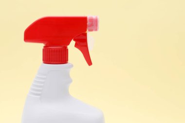 Beyaz plastik şişeyi sprey ve köpük hortumuyla kapatın.