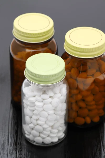 Pílulas Médicas Garrafa Vidro Mesa Madeira Preta Médica Para Saúde — Fotografia de Stock