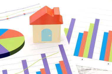 Oyuncak ev ve renk çizelgesi masaya basılı belgeler 