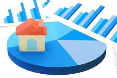 Oyuncak ev ve renk çizelgesi masaya basılı belgeler 