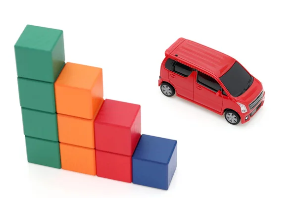 白色背景的小玩具车和木制彩色建筑 — 图库照片