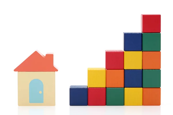 白い背景に小さなおもちゃの家と木製のカラフルな建物のブロック — ストック写真