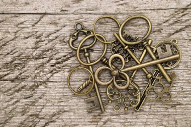 Pis ahşap arka planda bir yığın altın antika anahtar  