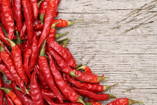 Röd Chili Peppar Växter Grungy Trä Bakgrund Kopiera Utrymme — Stockfoto
