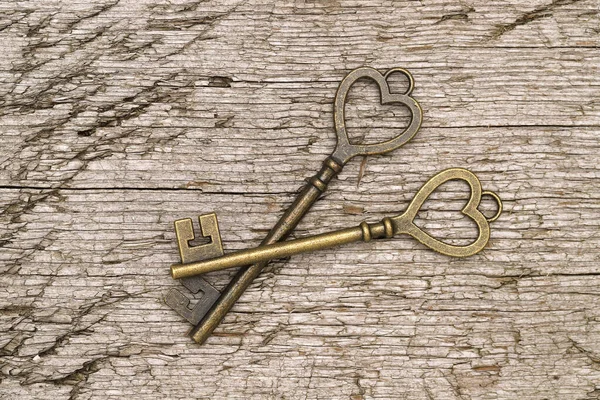 Golden Heart Shaped Vintage Key Grungy Wooden Background — Stock Photo, Image