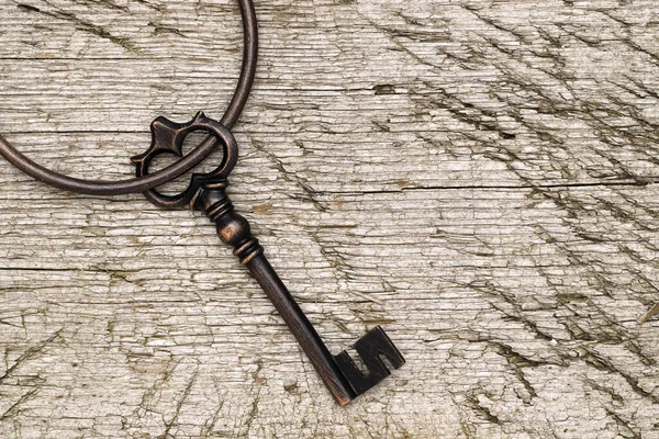 Винтажный Ключ Кольцом Грандиозном Деревянном Фоне — стоковое фото