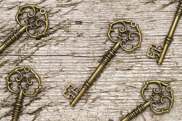 Golden Vintage Key Grungy Wooden Background — Stock Photo, Image