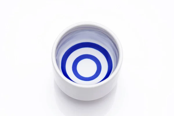 Sake Giapponese Una Tradizionale Tazza Ceramica Ocuco Sfondo Bianco — Foto Stock