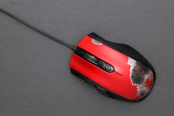 Zepsuta Mysz Komputerowa Kablem Połączeniowym Ciemnoszarym Tle — Zdjęcie stockowe
